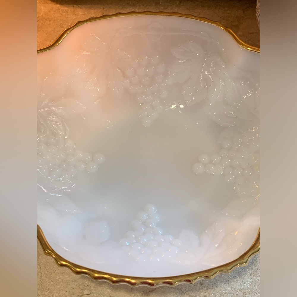 Vintage Anchor Hocking Milk Glass Grape Bowl with Gold Trim 8 1/2" diameter - Picture 3 of 7
